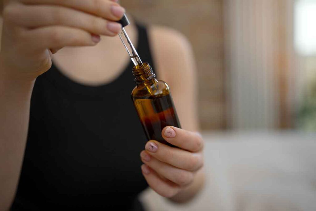 A Tireoide utiliza o iodo para produzir hormônios que controlam a taxa metabólica básica, afetando diretamente o nível de energia.