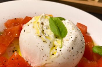 Burrata com tomate e manjericão