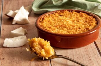 Cocada de forno com flocos de coco