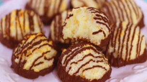 Macaroons de coco com chocolate