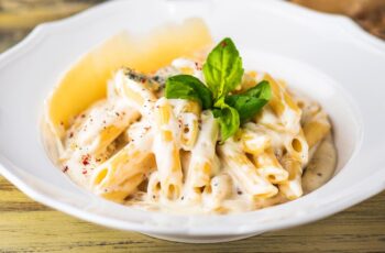 Macarrão integral ao molho branco