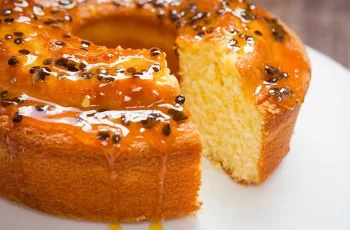 Bolo de maracujá com calda