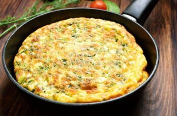 Omelete de queijo e abobrinha