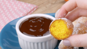 Bolinho de chuva de cenoura e chocolate